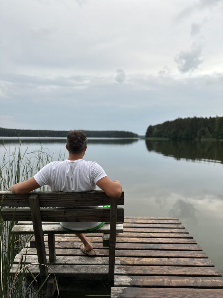Objawy wypalenia zawodowego mogą obejmować wyczerpanie energii, spadek efektywności oraz rosnący dystans wobec pracy.
